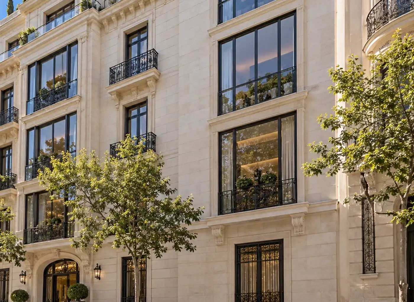 Fachada de un edificio de viviendas con balcones: abogado inmobiliario en Marbella para propietarios no residentes y pisos turísticos