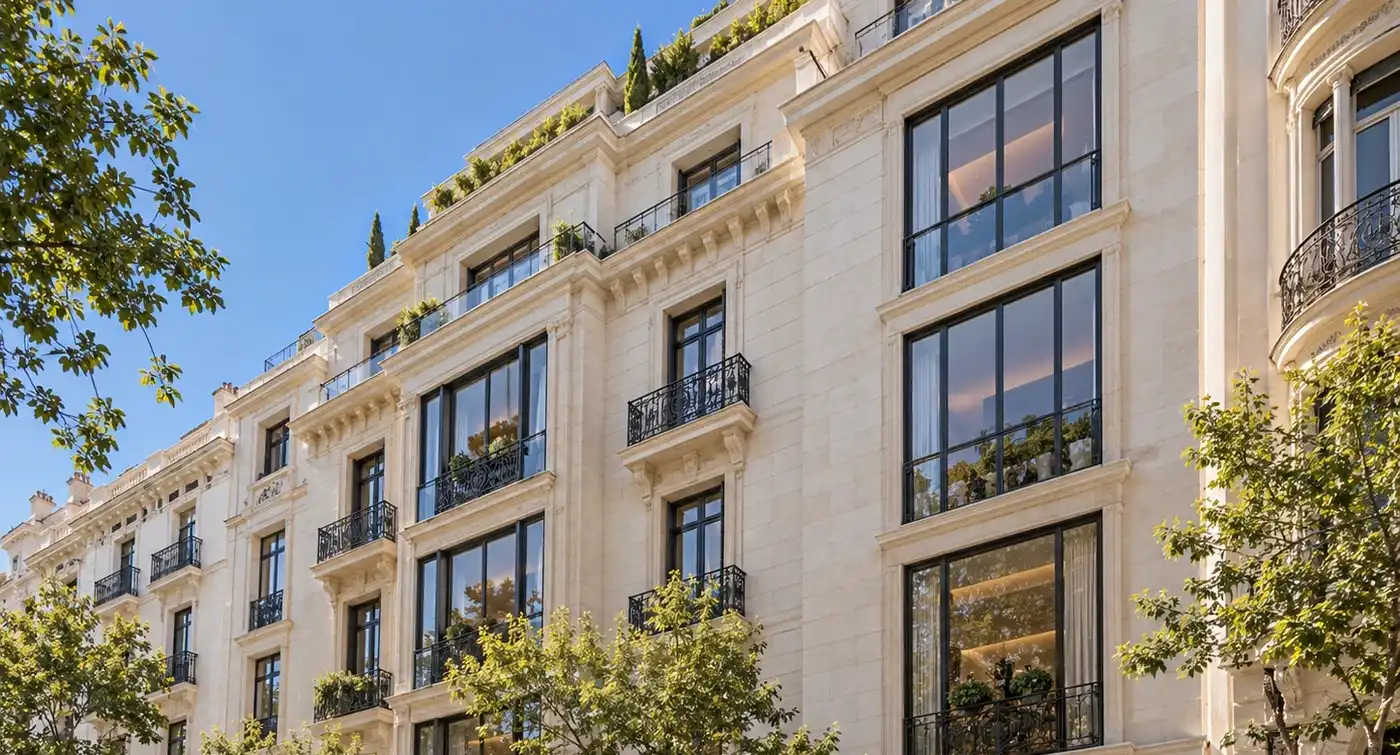 Fachada de un edificio de viviendas con balcones: abogado inmobiliario en Palma de Mallorca para propietarios y pisos turísticos