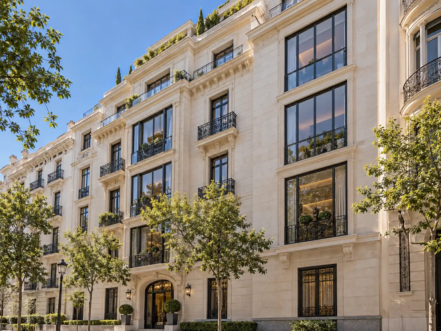 Fachada de un edificio de viviendas con balcones: abogado inmobiliario para propietarios ante la nueva ley de alquiler